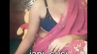 Canadian Pakistani babe Ayesha Durrani exposing...