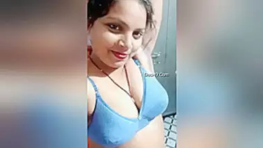 Today Exclusive-horny Desi Bhabhi Sucking Her Boobs