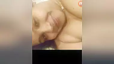 Today Exclusive -desi Bhabhi Shows Her Big Boobs