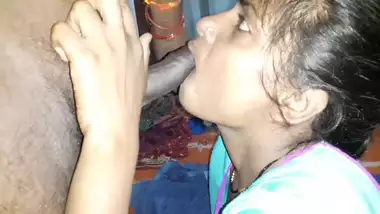 Gaw ki bhabhi ko tang failakar choda aur maine chut ki cream ko chata