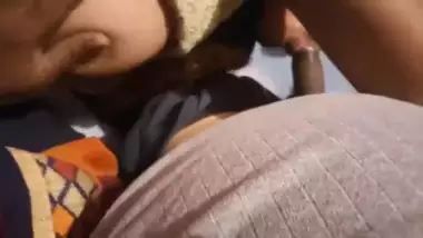 hot bhabhi in saree giving blowjob