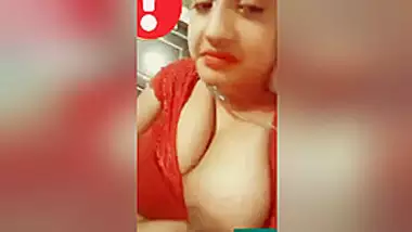 Today Exclusive- Sexy Desi Girl Showing Her Boobs On Live Show