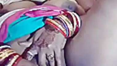 Local Desi Mami Masturbating Using Brinjal Inside Pussy