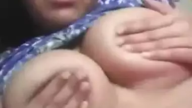 Cute bhabi show her boobs