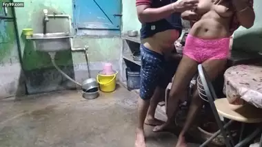 Indian bengali maid kitchen pe kam kar rahi thi moka miltahi maid ko jabardasti choda malik na.