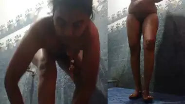 Unsatisfied bhabhi bathing nude video leaked