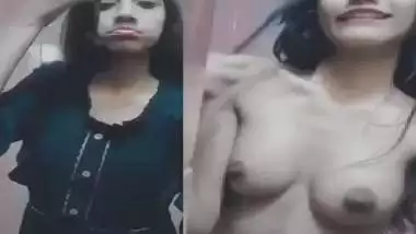 Smiling desi beauty topless for boyfriend