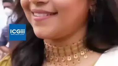 Shruti Ramachandran sexy cleavage in Grenn costume