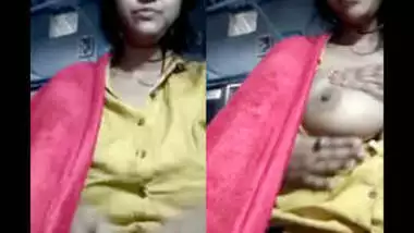 Cute Desi Girl Showing Boobs