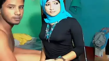 A hijabi girl fucks on a live webcam in the Bangladeshi xxx