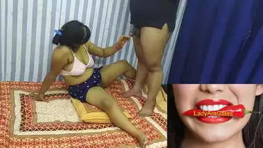 Indian Desi Bhabhi gives Blowjob with Dirty Hindi Audio