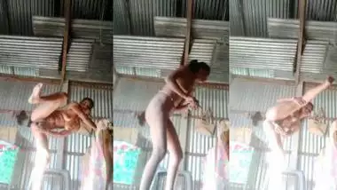 Village girl masturbates with a brinjal in the desi MMS