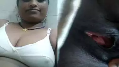 Desi bhabi wet black pussy show viral bathroom