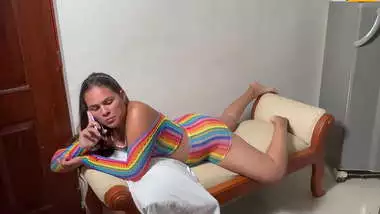 LATINA CALIENTE ES FOLLADA POR SU MERJOR AMIGA MIENTRAS HABLA POR TELEFONO CON SU MARIDO